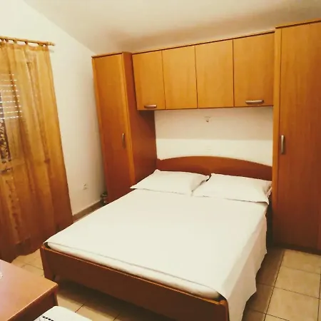 Apartmán Lovric - *